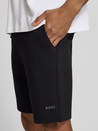 Männermodel trägt Regular Fit Sweatshorts aus Baumwoll-Mix Modell 'JT_GLOBE' von BOSS Green, Optik: Unifarben, Nahaufnahme Oberschenkel.