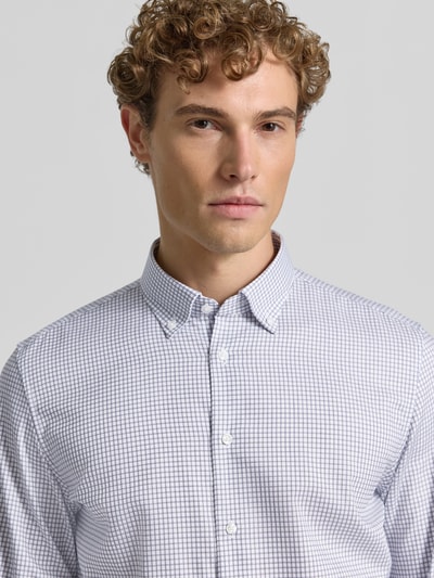 Männermodel trägt Slim Fit Businesshemd aus reiner Baumwolle Modell 'New B.D.' von Seidensticker, Herren Businesshemd, Nahaufnahme Oberkörper.