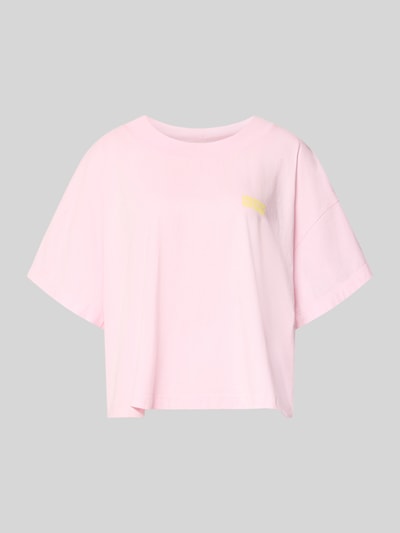 Produktfoto, hellrosa T-Shirt mit überschnittenen Schultern, Rundhalsausschnitt und Logo-Print, Modell 'GIXY' von American Vintage, Baumwolle, lockere Passform