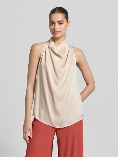 Frauenmodel trägt Blusenshirt aus Viskose-Mix mit Wasserfall-Ausschnitt von Jake*s Collection, cremefarben, Straight Fit, Rückenlänge 60 cm, Ganzkörperansicht von vorne.