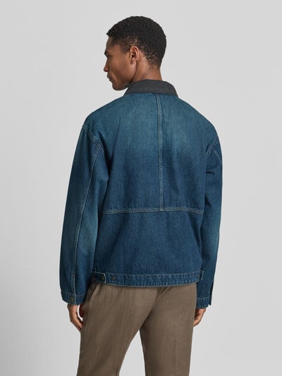 Männermodel trägt Boxy Fit Jeansjacke mit Reißverschluss Modell 'RONNIE' von GAP, Reine Baumwolle, dunkelblau, Pattentaschen, Ganzkörperansicht Rückansicht.
