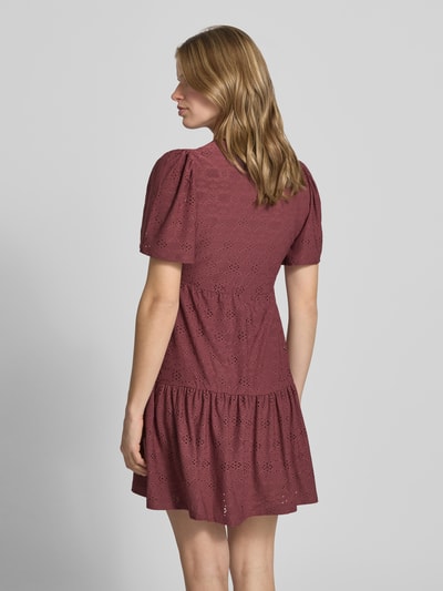 Frauenmodel trägt Mini-Freizeitkleid mit Lochstickmuster Modell 'SMILLA LIFE' von Only in Unifarbe, V-Ausschnitt, Regular Fit, Mini-Länge, Kurzarm, Ganzkörperansicht Rückansicht.