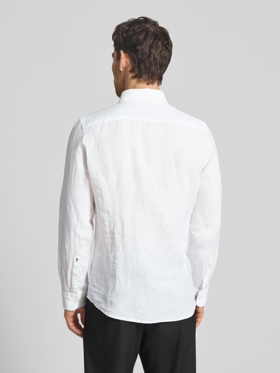 Männermodel trägt wit slim fit zakelijk hemd van linnen met kentkraag en knoopsluiting, Slim Fit Business-Hemd aus Leinen mit Kentkragen van SEIDENSTICKER, ruglengte maat 40: 69 cm, schouderbreedte: 43 cm, mouwlengte: 64 cm, ganzlichaamsaanzicht achteraan.