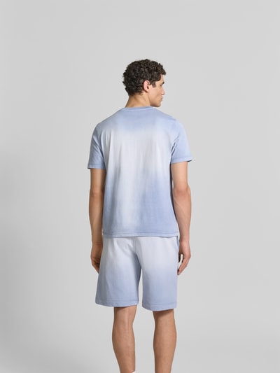 Männermodel trägt Regular Fit T-Shirt aus reiner Baumwolle von Diesel mit Farbverlauf und Label-Stitching, Rückenlänge 68 cm, Ganzkörperansicht Rückansicht.