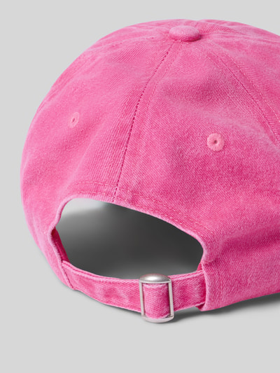 Produktfoto, Basecap mit Statement-Stitching von Jake*s Casual aus reiner Baumwolle in Pink mit verstärktem Schirm, eingestickten Luftlöchern und verstellbarem Riegel an der Rückseite, samtige Struktur.