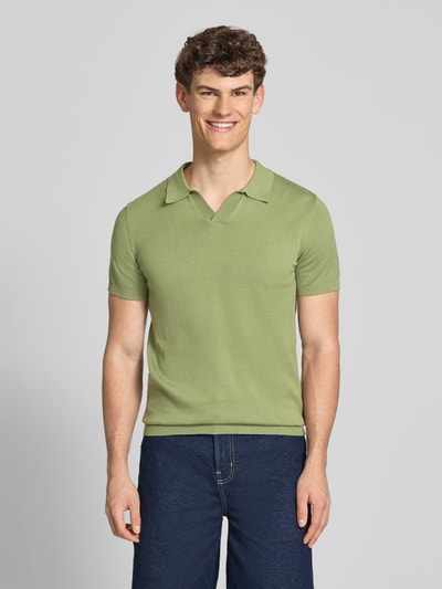 Męski model nosi Regular Fit Poloshirt in Strick-Optik Modell 'Bray' od Blend, bawełna, krój regular fit, krótkie rękawy, jasna zieleń, widok całej sylwetki z przodu.