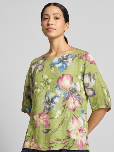 Vrouwenmodel draagt linnen blouse van puur linnen Model 'Rileyy' van ZABAIONE met ronde hals, halflange mouwen, kreuklook, bloemenprint, losse pasvorm, ruglengte maat S 64 cm, mouwlengte maat S 38 cm. Nahaufnahme bovenlichaam.