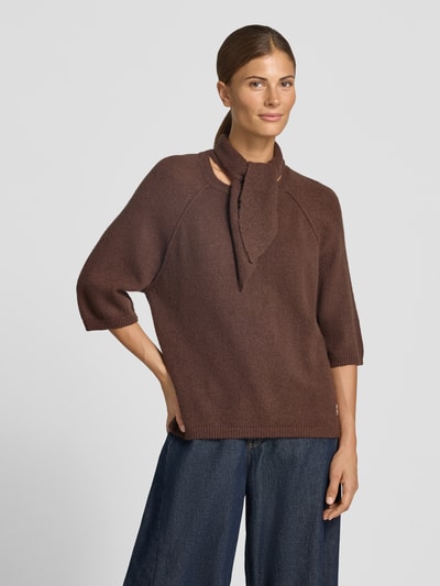 Frauenmodel trägt Strickshirt mit Schal und Rundhalsausschnitt von Smith and Soul in Braun, elastischer Mix mit Alpaka, Nahaufnahme Oberkörper.