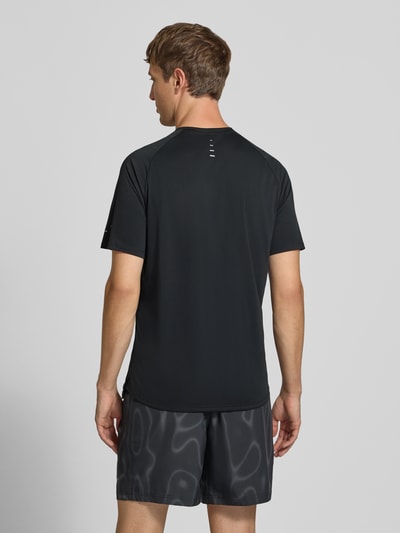 Männermodel trägt schwarzes Regular Fit Sport-T-Shirt mit reflektierenden Elementen von Nike, glatte Textur, Ganzkörperansicht Rückansicht, Herren Sport-T-Shirt von Nike Training.