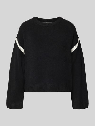 Produktfoto, Strickpullover mit Rundhalsausschnitt und Kontraststreifen von Oui in Schwarz mit weißen Streifen, Woll-Mix, Relaxed Fit, Struktur durch Rippen, Hintergrund grau