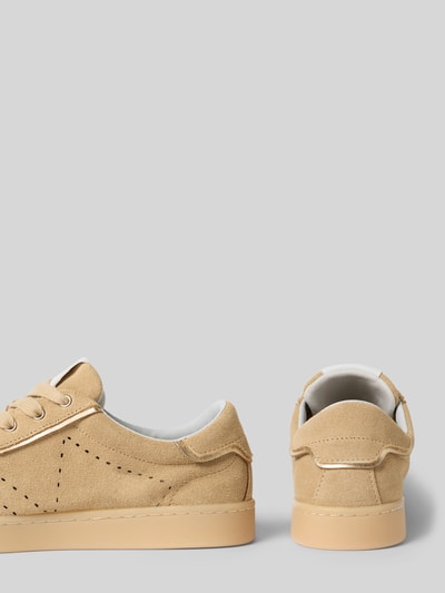 Produktfoto, Sneaker aus Leder-Mix mit Logo-Prägung Modell 'Hell' von Guess in Beige, abgerundete Passform, glatte Sohle, Damen, Absatzhöhe 3 cm, Schafthöhe 7 cm, Schaftweite 9 cm.