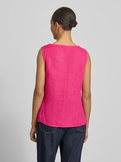 Frauenmodel trägt Blusentop aus Leinen Modell 'Lu44cia' von ZABAIONE in Pink, A-Linie, glatte Textur, Ganzkörperansicht Rückansicht.
