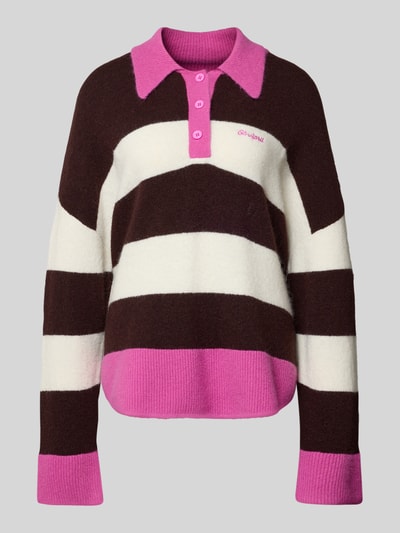 Produktfoto, Oversized Strickpullover mit Polokragen Modell 'Maya' von OH APRIL, braun-weiß gestreift, pinke Details, grobe Struktur.