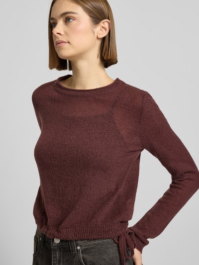 Kobiece model prezentuje Rundhals Pullover mit Tunnelzug od Review w kolorze bordowym, luźny fason, ściągacze, zdjęcie z przodu górnej części ciała.