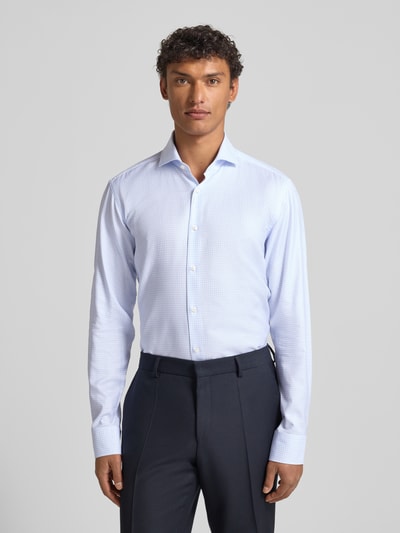 Männermodel draagt Regular Fit zakelijk overhemd uit puur katoen Model 'JOE' van BOSS, structuurpatroon, rasterruit, effen kleuren, haaikraag, enkele knoopsluiting, lange mouw, verstelbare sportmanchet, afgeronde rompzoom, popeline. Ganzkörperansicht van voren.