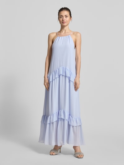 Frauenmodel trägt A-Linie Cocktailkleid mit Unterkleid Modell 'MACKENZIE' von Vero Moda in Hellblau, Mesh, Volants, unifarben, Ganzkörperansicht von vorne.