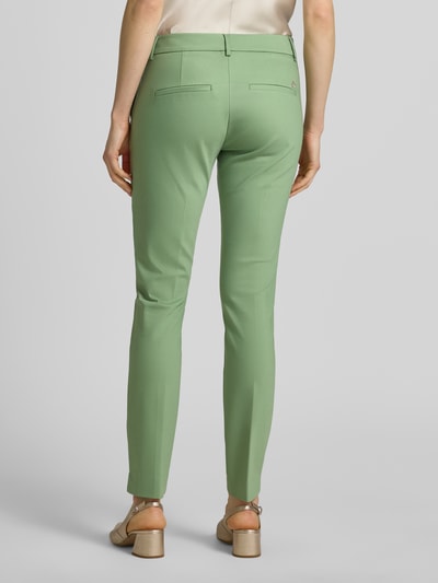 Vrouwenmodel draagt Slim Fit broek met sierzakken model 'Abbey' van MOS MOSH, katoenmix met stretch, mintgroen, geheel van achteren