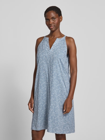 Vrouwenmodel draagt Loose Fit vrijetijdsjurk van puur katoen van Marc O'Polo in lichtblauw met fijn patroon, Ganzkörperaanzicht van voren.