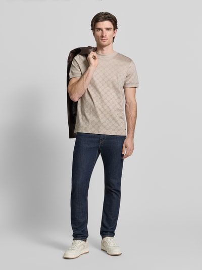 Männermodel trägt Regular Fit T-Shirt mit Rundhalsausschnitt Modell 'Davison' von JOOP! Collection, dezentes Muster, Ganzkörperansicht von vorne.