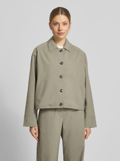 Modelka kobieca ma na sobie Jacke mit Eingrifftaschen Modell 'KELLY' od Samsøe Samsøe, jasnoszary, materiał z domieszką wiskozy, krój regular fit, guziki, kieszenie, długość tyłu w rozmiarze S: 54 cm, szerokość w rozmiarze S: 54 cm, długość rękawa w rozmiarze S: 58 cm, widok całej sylwetki z przodu