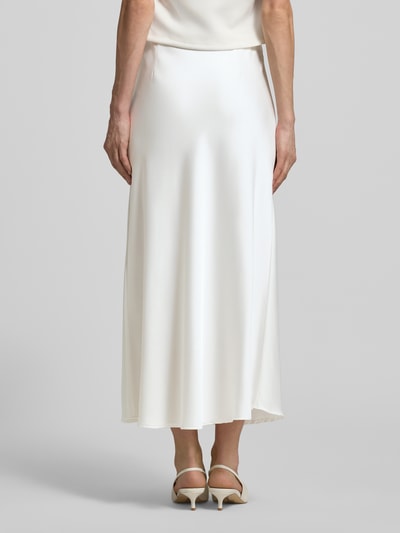 Vrouwenmodel draagt Satinrock met elastischem Bund van V by Vera Mont, ivoorkleur, satijn, rechte fit, midirok, volledige rugaanzicht.