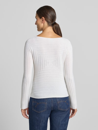 Frauenmodel trägt Strickpullover mit Strukturmuster von Emporio Armani in Weiß, figurbetont, Rundhalsausschnitt, lange Ärmel, Rückenansicht, Damen Strickpullover, KI-modifiziertes Bild.