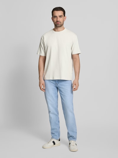 Mannelijk model draagt Oversized T-shirt met ronde hals van Lindbergh, puur katoen, labeldetail, ruglengte maat M 70 cm, full-body frontaal.