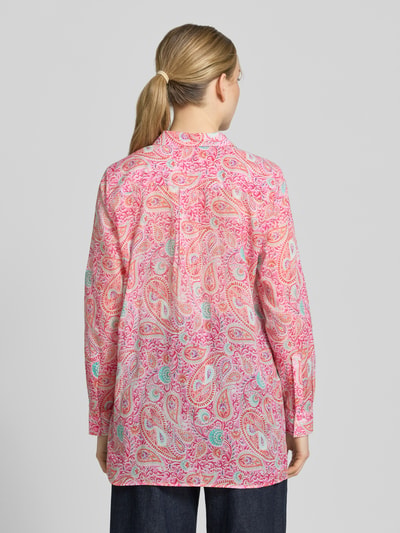 Modelka kobieca nosi Regular Fit Bluse im Allover-Look von Milano Italy z czystej bawełny, wzór paisley, długie rękawy, widok całej sylwetki z tyłu.