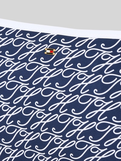 Produktfoto, Bikini Slip mit Logo Print von TOMMY HILFIGER, dunkelblau mit weißem Allover-Muster, Label-Print, detailreiche Textur.