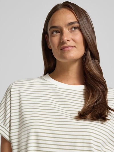 Vrouwenmodel draagt T-Shirt met Rundhalsausschnitt Modell 'Sotel' van OPUS, relaxed fit van katoen-elastaan-mix, close-up bovenlichaam.