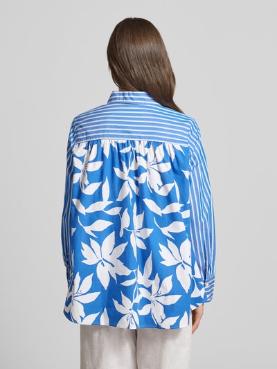 Frauenmodel trägt Relaxed Fit Langarmbluse aus reiner Baumwolle von s.Oliver RED LABEL in Blau mit Optik:Allover-Muster, gestreift und floral, Rückenpasse, Hemdblusenkragen, V-Ausschnitt, einreihige Knopfleiste, Ärmelform:Langarm, Materialverarbeitung:Popeline, Ganzkörperansicht Rückansicht.