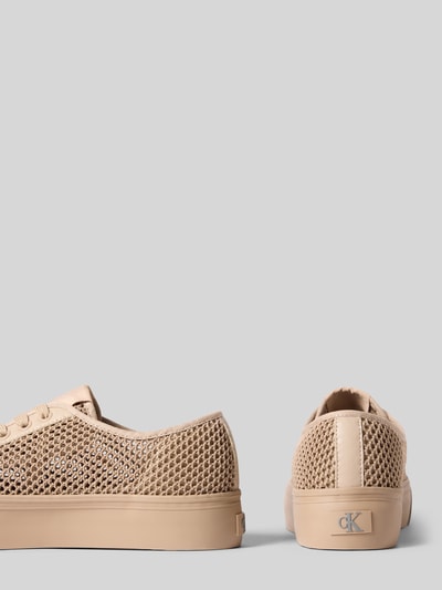 Produktfoto, Low Top Sneaker mit Plateau-Sohle von CK Calvin Klein, beżowy kolor, jednolity, okrągły nosek, platforma, siateczka, logo