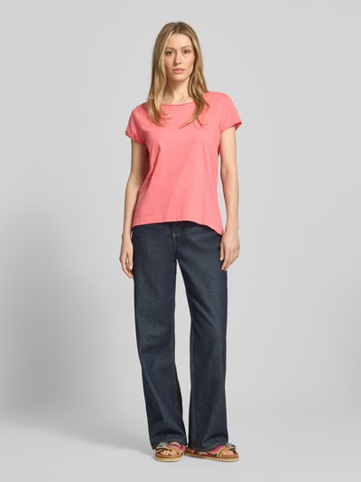 Frauenmodel trägt Relaxed Fit T-Shirt aus reiner Baumwolle von Tom Tailor, Optik:Unifarben, Passform:Relaxed-Fit, Rundhals, Ärmelform:Kurzarm, Ärmelabschluss:Rollsaum, Material:Reine Baumwolle, Ganzkörperansicht von vorne.