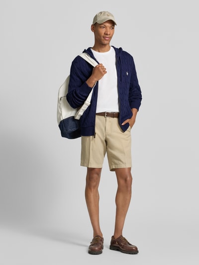 Mężczyznę model nosi kardigan rozpinany Regular Fit Strickjacke aus reiner Baumwolle von Polo Ralph Lauren, granatowy, tekstura dzianiny, Ganzkörperansicht von vorne.