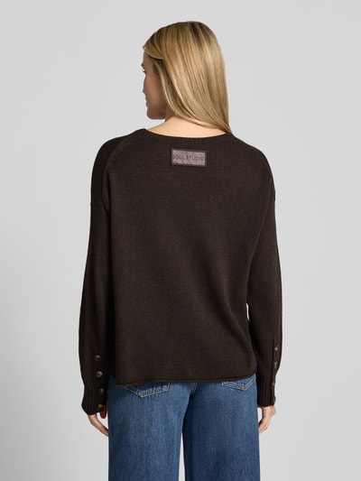 Männermodel trägt Strickpullover mit Rundhalsausschnitt von Smith and Soul, brązowy, miękki materiał z domieszką kaszmiru, relaxed fit, rollsaum, długość tyłu 48 cm, długość rękawa 51 cm, widok całej sylwetki z tyłu.