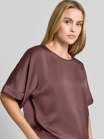 Vrouwenmodel draagt Relaxed Fit T-Shirt uit Satijn van SWING in effen bruin met ronde hals en met korte mouwen, Nahaufnahme Oberkörper. Ruglengte bij maat 36: 60 cm.