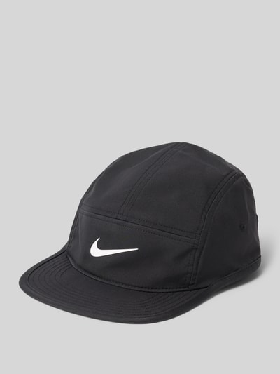 Produktfoto, Base Cap mit Logo-Print Modell 'Fly' von NIKE TRAINING w kolorze czarnym z białym nadrukiem z logo, ozdobne szwy, styl kurtki treningowej, czapka z daszkiem