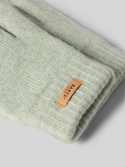 Produktfoto, hellgraue gestrickte Handschuhe mit Label-Patch Modell 'Witzia' von Barts, feine Wollstruktur auf grauem Hintergrund