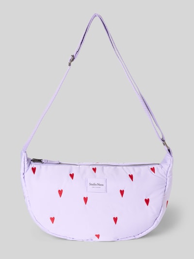 Produktfoto, Handtasche mit Stitchings Modell 'Puffy Adult Fanny Pack' von STUDIO NOOS in Flieder mit roten Herzen, Hauptfach mit Reißverschluss, Schulterriemen, Breite 33 cm, Länge 21 cm, Tiefe 9 cm, Länge Schulterriemen 70 cm
