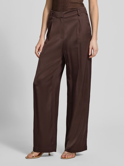 Frauenmodel trägt Wide Leg Hose aus Viskose von Jake*s Collection in Braun mit Drapierungen, fließender Stoff, Nahaufnahme Oberkörper.
