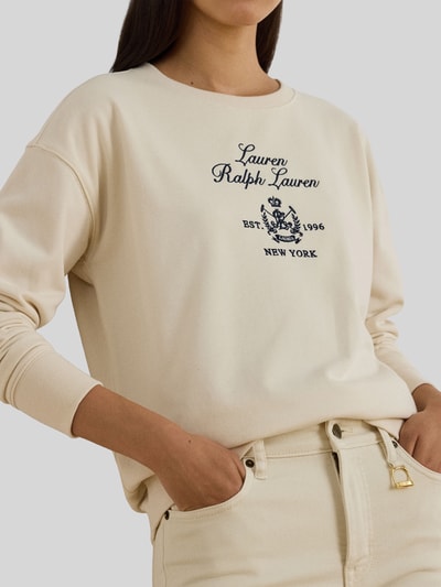 Kobiece modelka nosi Regular Fit Sweatshirt aus Baumwoll-Mix od Lauren Ralph Lauren, kolor jednolity, długi rękaw, nadruk logo, dekolt okrągły, materiał sweat, bawełniany mix, zbliżenie na górną część ciała.