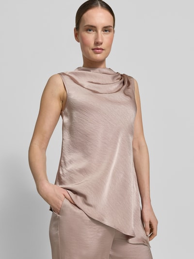 Frauenmodel trägt Hose aus Satin mit elastischem Bund von Little Mistress in zartem Rosé, glatte Satin-Haptik, Damen Hose, Bundweite bei Größe S: 34 cm, Innenbeinlänge bei Größe S: 76 cm, Nahaufnahme Oberkörper.