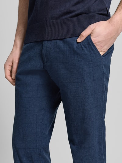 Männermodel trägt Hose aus Baumwoll-Leinen-Mix mit Glencheck-Muster von Christian Berg Men in Blau, Regular-Fit, Nahaufnahme Oberkörper.