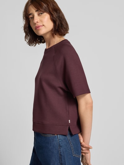 Frauenmodel trägt Regular Fit Sweatshirt aus Viskose-Mix Modell 'Bailee.S' von Brax in Dunkelviolett, glatte Textur, Nahaufnahme Oberkörper. Damen Sweatshirt von Brax.