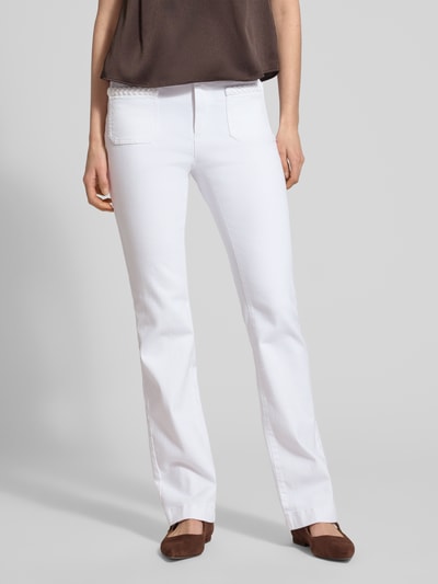 Kobiece modelka nosi Flared Fit Jeans mit Flecht-Detail Modell 'Mary' od Brax, elastyczna bawełniana mieszanka, białe, przód, zbliżenie na nogi