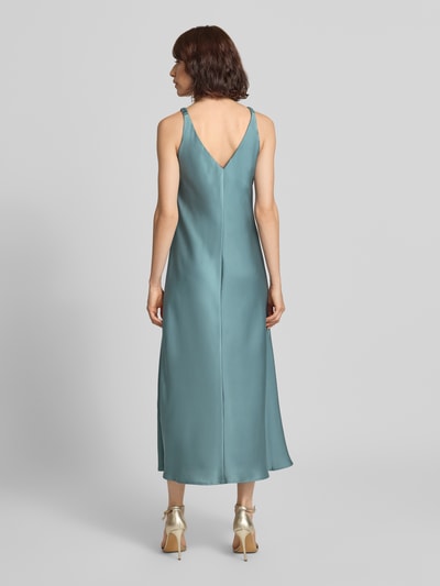 Frauenmodel trägt Cocktailkleid aus Satin mit V-Ausschnitt von Vera Mont, A-Linie, Midikleid in Blau, Rückenansicht, Ganzkörperansicht Rückansicht.