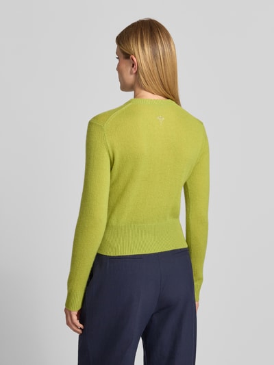 Frauenmodel trägt Strickjacke aus Kaschmir mit Rundhalsausschnitt Modell 'Karina' von JOOP!, Slim Fit, leuchtend grün, Rückansicht, Detailaufnahme, Damen Strickjacke, reine Kaschmir-Textur, Knopfleiste, Rückenlänge und Ärmellänge in Größe 36.