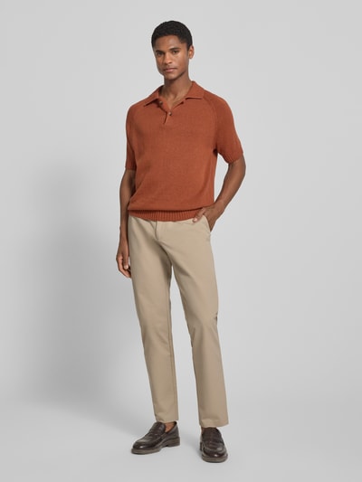 Männermodel trägt Slim Fit Hose mit Gesäßtaschen von MCNEAL in Beige, Eingrifftaschen, Knopf-Reißverschluss, Ganzkörperansicht von vorne.