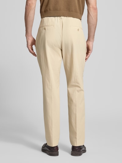 Männermodel trägt Regular Fit Hose mit Bügelfalten Modell 'LUIS' von Antony Morato in Beige, Lyocell-Baumwoll-Mix, Ganzkörperansicht Rückansicht. Bundweite 42 cm, Innenbeinlänge 77 cm, Gesäßtaschen sichtbar.