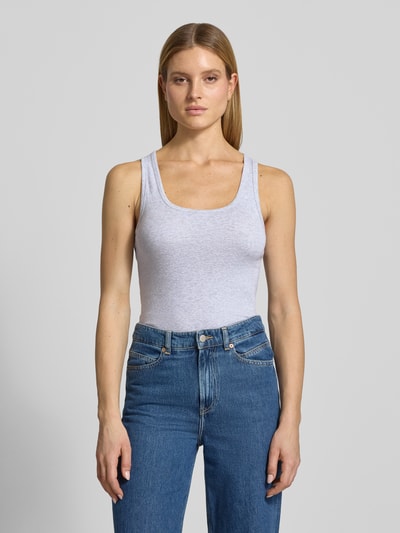 Kobieta modelka nosi top Tanktop mit Rundhalsausschnitt von Lanius z bawełny, krój slim fit, okrągły dekolt, długość tyłu w rozmiarze 36: 55 cm, jasnoszary, niebieskie dżinsy, gładka tekstura, widok całej sylwetki z przodu.